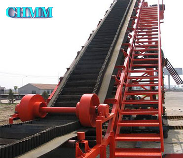 Large angle belt conveyor